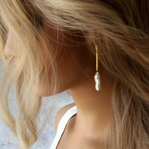 ZARA Laghtwagt Earrings Dangling Long Drop Perl Gold Bar Faux Baroque Pearl